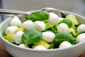 billederesultat for mozzarella salat med avocado